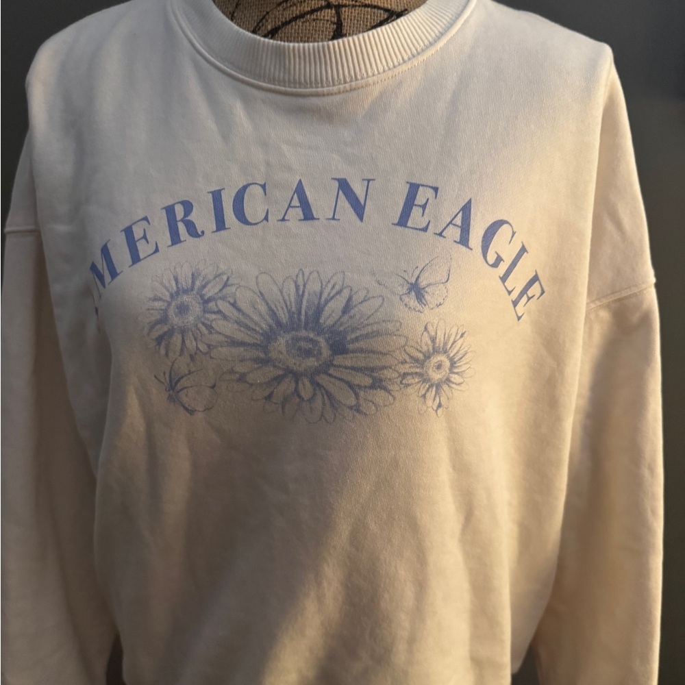 American Eagle Cream sweatshirt